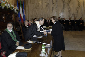 Il rettore consegna il Cherubino alla professoressa Borgognini