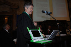 Alan Kay con il prototipo del pc portatile